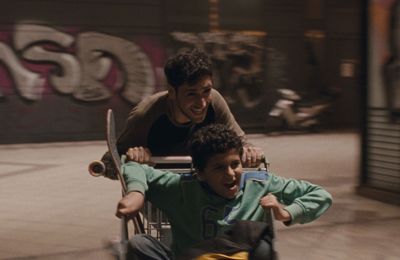 VERS UN PAYS INCONNU (CRITIQUE]: Macadam Cow Boy à Athènes