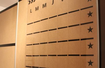 DIY un calendrier perpetuel/pense bête avec du plexiglass et des stickers !