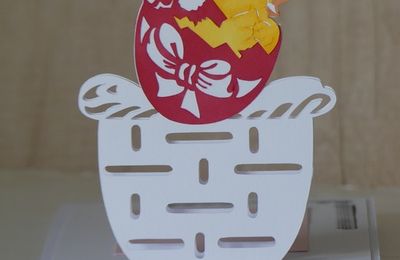 Un poussin dans un panier
