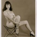 Bettie page, une femme qui ne craint pas de bien poser pour rester en première page