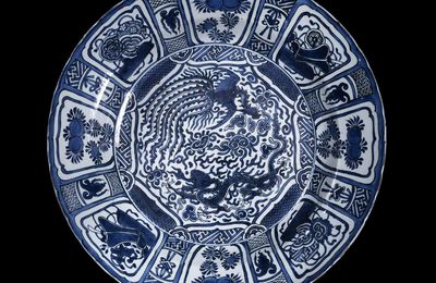 A blue and white phoenix and dragon Kraak porcelain charger, Wanli Period (1573-1620)