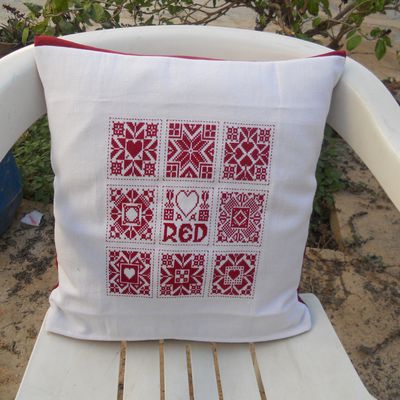 Broderie Scandinavian Red and White finie et montée!