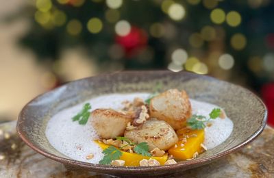 ...Noix de Saint-Jacques rôties, potimarron aux amandes épicées...