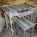 Petite table deux tons et son tabouret