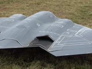 Un modéle RC original : le bombardier furtif B2