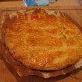 Le croisage heureux d'un sablé et d'un gâteau breton avec un soupon de pâte de pistache