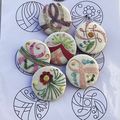 Broches brodées