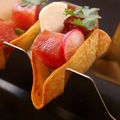 Mini tacos au thon cru, à l'avocat et aux radis