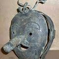 "shame mask" une coutume plutôt anglo-saxone pour dire "shut up" aux commères, ta gueule valable dans le monde entier.