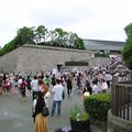 Fans d'Osaka, devant la salle de concert