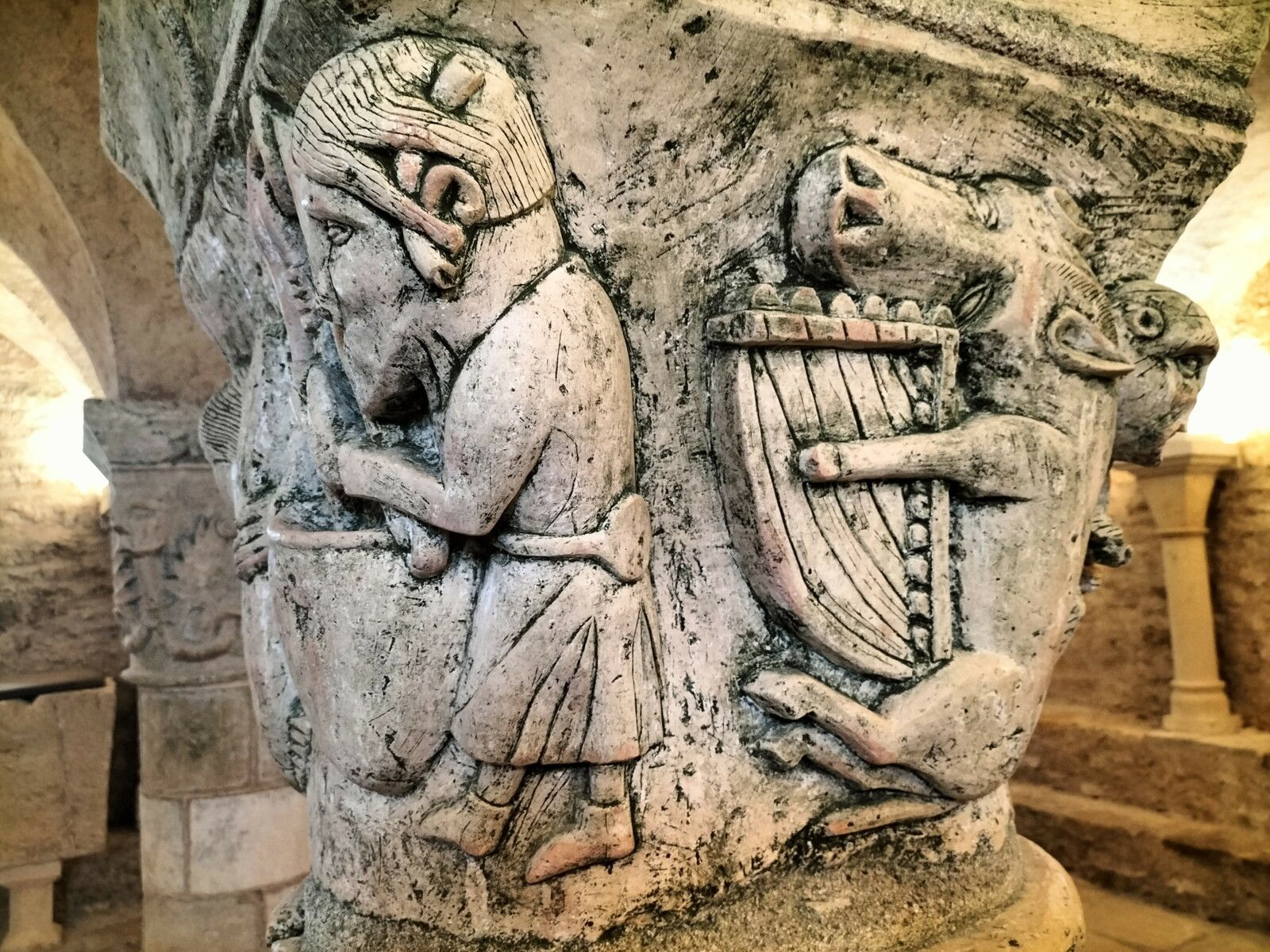 Saint-Parize-le-Châtel, église Saint-Patrice, crypte romane, colonne 5.. ...  (58)