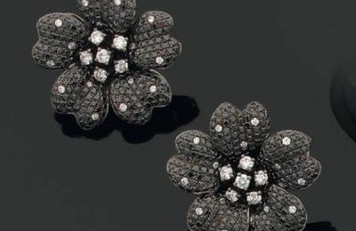 Paire de clips d'oreilles en or, "fleurs" sertis de diamants noirs et blancs.