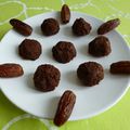 boules d'énergie 100% crues cacao dattes baobab chia agave (diététiques, véganes, sans sucre ajouté ni gluten, riches en fibres)