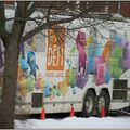 L'autobus du Grand Défi Pierre Lavoie est près de l'école Larocque à Sherbrooke....