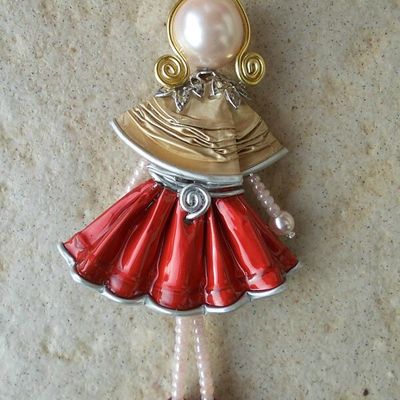 Pendentif "Mademoiselle" en capsules de café et de thé