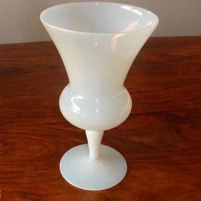 OPALINE N° 11: VASE Opaline blanche 