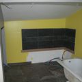 La salle de bain : carrelage et peinture (manque joints de carrelage)