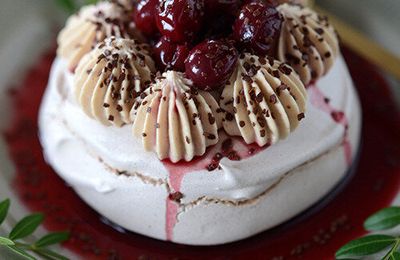 Pavlova au chocolat et cerises griottes