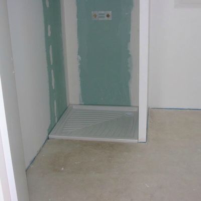 Le garage est crépis et le bac à douche est posé: