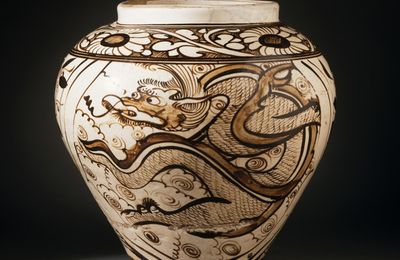 Jar (Ping) with Dragon and Clouds, Yuan dynasty 