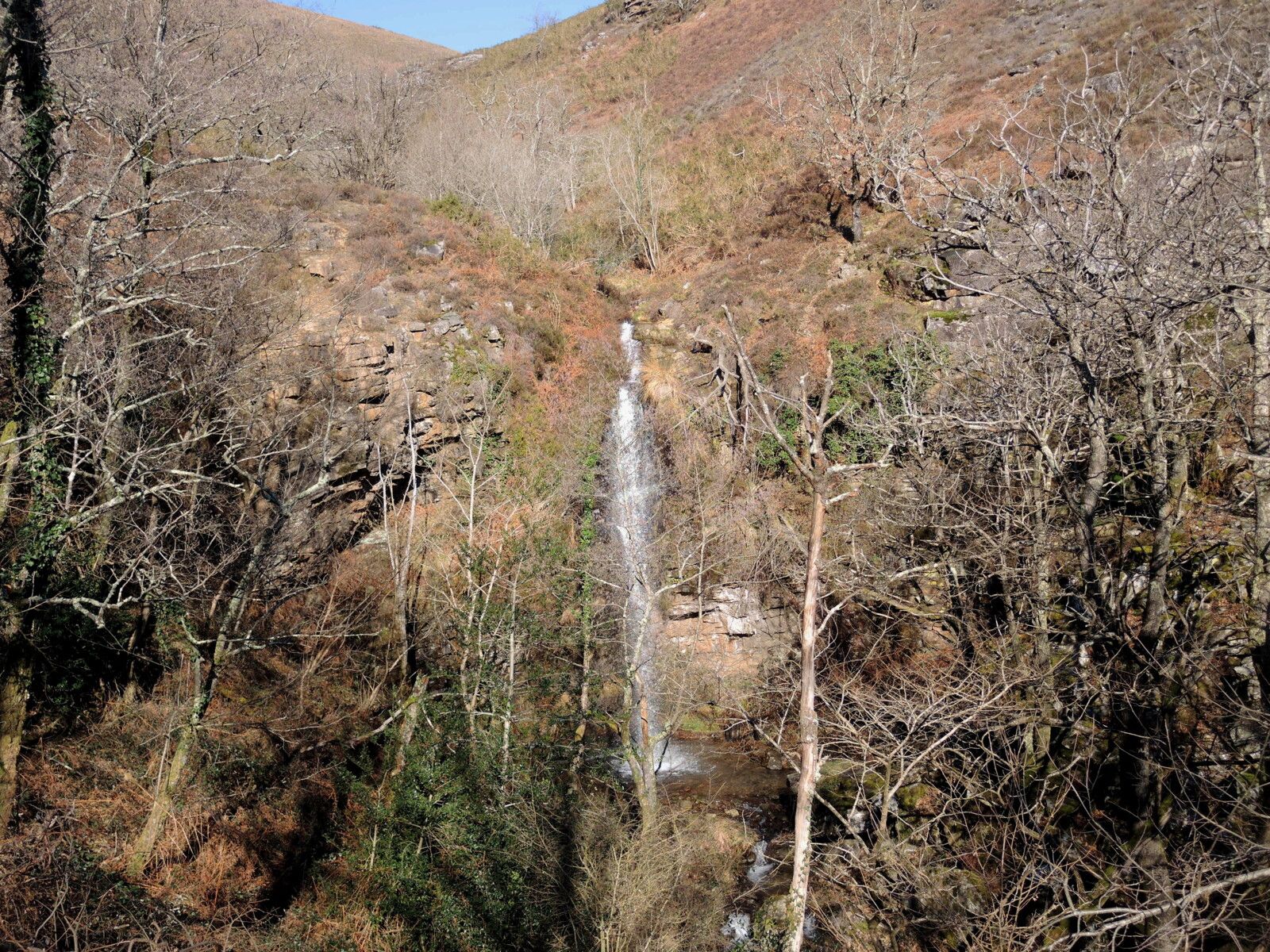 Larla, au bout du sentier étroit, cascade (64)