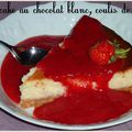 "Cheesecake au chocolat blanc et coulis de fraises"