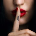 le language gestuelle est un mode de communication silencieuse qui utilise le doigt et la main d'une façon plus ou moins claire.