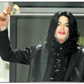 585] Michael Jackson : "Le roi de la pop vend quelques objets aux enchères pour la bonne cause ?