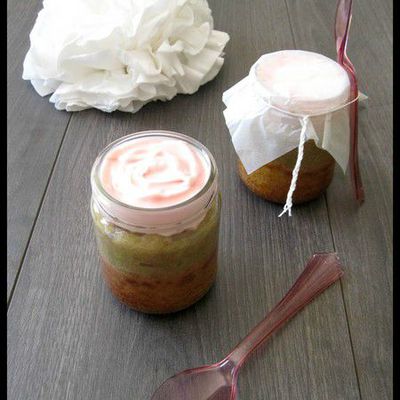 Cupcakes à la compotée de rhubarbe & topping cream cheese "in a jar"