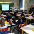 En échange scolaire avec le lycée Sainte-Agnès, les lycéens de Madrid assistent à une séance d'espagnol en primaire