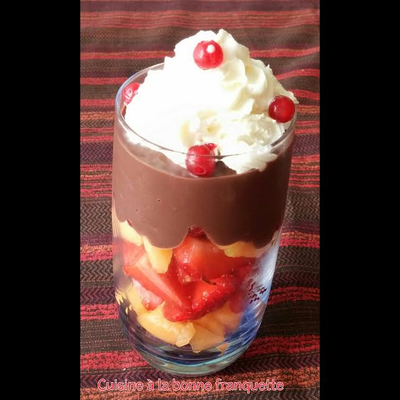 Verre de Danette sur lit de fruits frais 