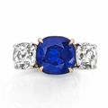 Bague ornée d'un saphir taillé en coussin, épaulé de deux diamants taillés à l'ancienne