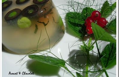 ** Aspic aux petits pois, olives, herbes fraîches (mélisse et fenouil) & oeuf mollet à l'agar-agar **
