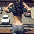 Une fille exhibitionniste sur un viaduc, un danger d'accident?