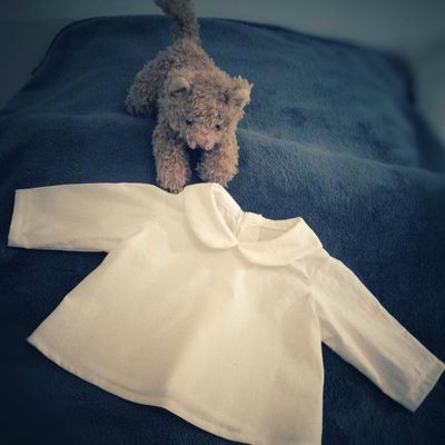 Petite blouse, col claudine .