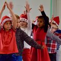EN ATTENDANT LES PARENTS, LES ENFANTS DU CENTRE ET DE CHARLES CLÉMENT FONT LEUR SHOW.