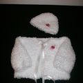 veste laine blanche tricotée main façon fourrure bonnet assorti 