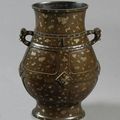 Vase de forme Gu en bronze de belle patine cuivrée parsemé dor dit Gold-Splashed . Chine, période Ming 