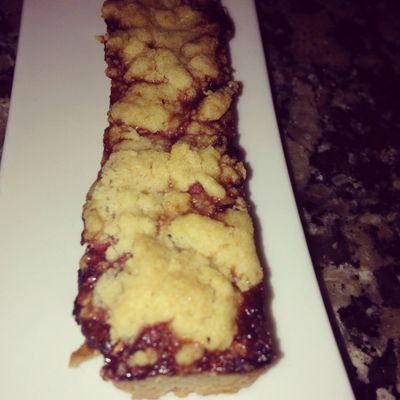 Barres crumble fourrées aux framboises 