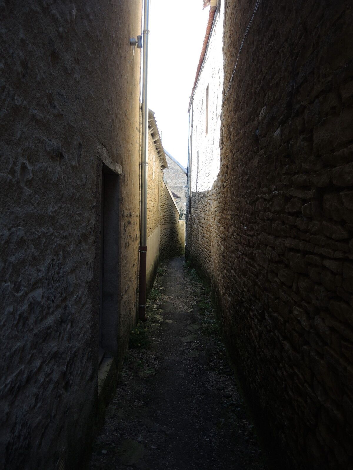 Noyers-sur-Serein, ruelle étroite. (89)
