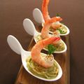 Cuillères de guacamole aux crevettes épicées