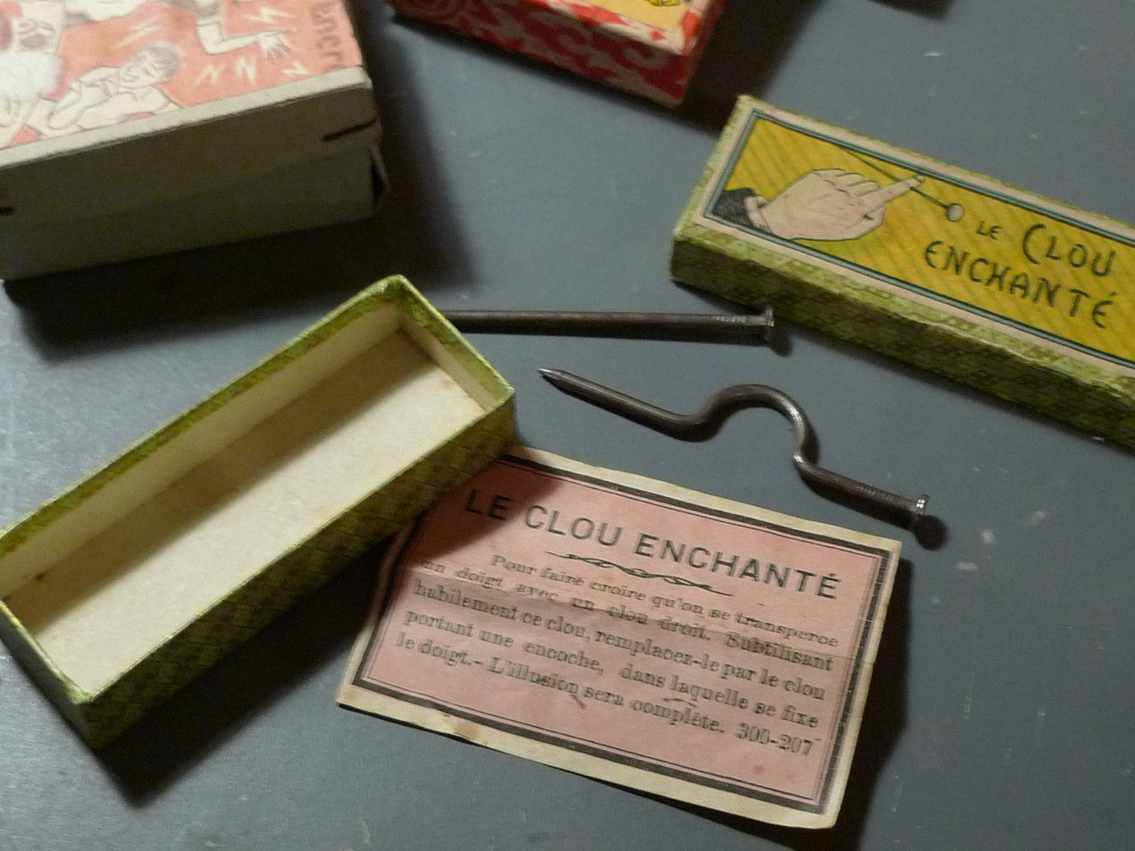 Un coffret en bois &quot; Jeux variés réunis&quot; qui contient des jeux de poche oleins de charme