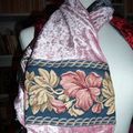 une écharpe et des petits sacs parfumés
