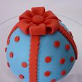 Petit gâteau tout simple en bleu et rouge
