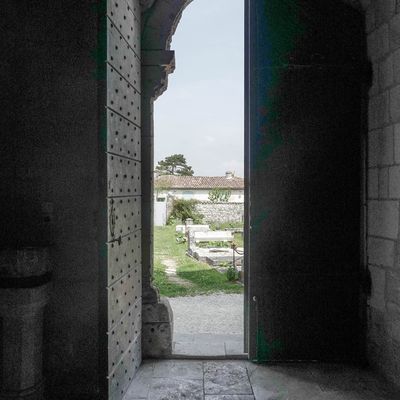 A travers la porte de Sainte Radegonde