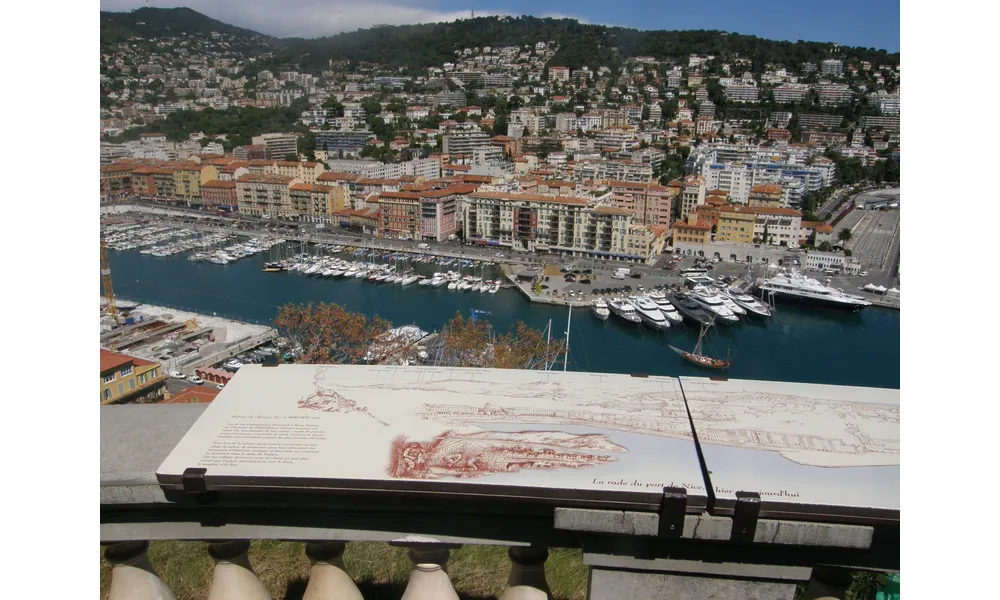 Des tables d'interprétation du paysage sur la colline du Château de Nice