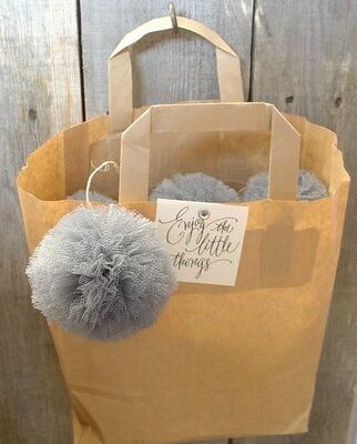 guirlande de 9 pompons en tulle gris et ficelle