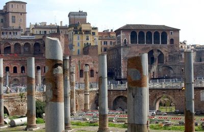 ENTRE LES COLONNES