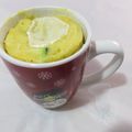 Mug cake à la courgette, curry et chèvre