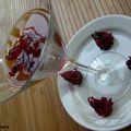 Gelée de Tchaï au sucre de coco et fleurs d'hibiscus confites